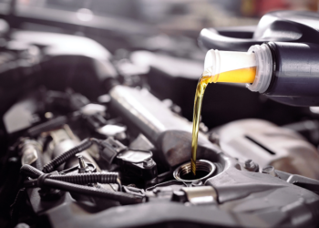Замена масла в двигателе автомобиля: сроки и правила