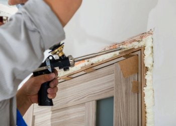 Как устанавливаются межкомнатные двери и основные правила