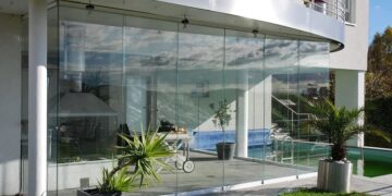 Что представляет собой безрамное остекление: как это работает