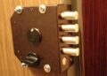 Особенности и преимущества дверных накладных замков