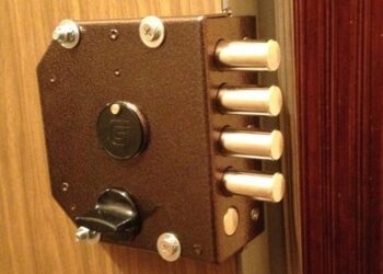 Особенности и преимущества дверных накладных замков