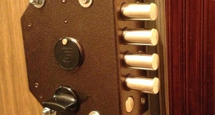 Особенности и преимущества дверных накладных замков