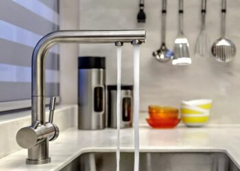 Змішувач для кухні на дві води: переваги та встановка