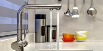 Змішувач для кухні на дві води: переваги та встановка