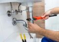 Ремонт труб, унитазов и смесителей: мастер на дом