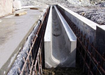 Бетонні лотки: основні переваги, особливості використання та монтаж