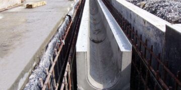 Бетонні лотки: основні переваги, особливості використання та монтаж