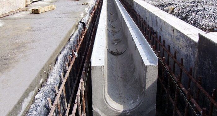 Бетонні лотки: основні переваги, особливості використання та монтаж