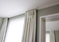 Встроенные карнизы для штор: в чем особенность и основные преимущества