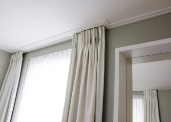 Встроенные карнизы для штор: в чем особенность и основные преимущества