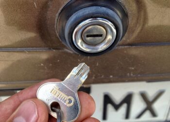 How to safely remove a broken key from a car lock