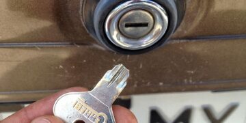 How to safely remove a broken key from a car lock