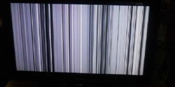 Полосы на экране телевизора: что вызывает проблему и как исправить